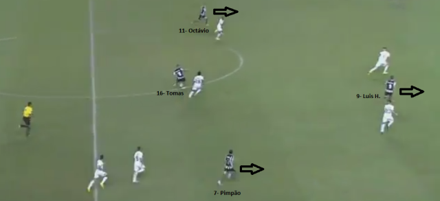 A marcação-pressão do Figueirense dificultou essa estratégia do Botafogo, pois os defensores catarinenses procuravam diminuir o espaço botafoguense no último terço do campo.